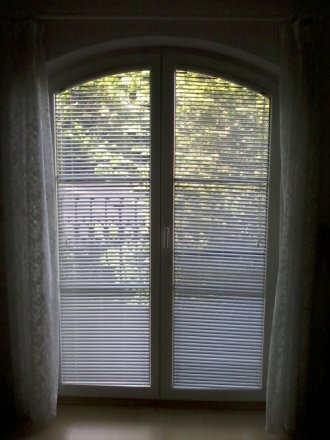 Horizontální žaluzie na zkosená a oblouková okna typ: IS, interierová